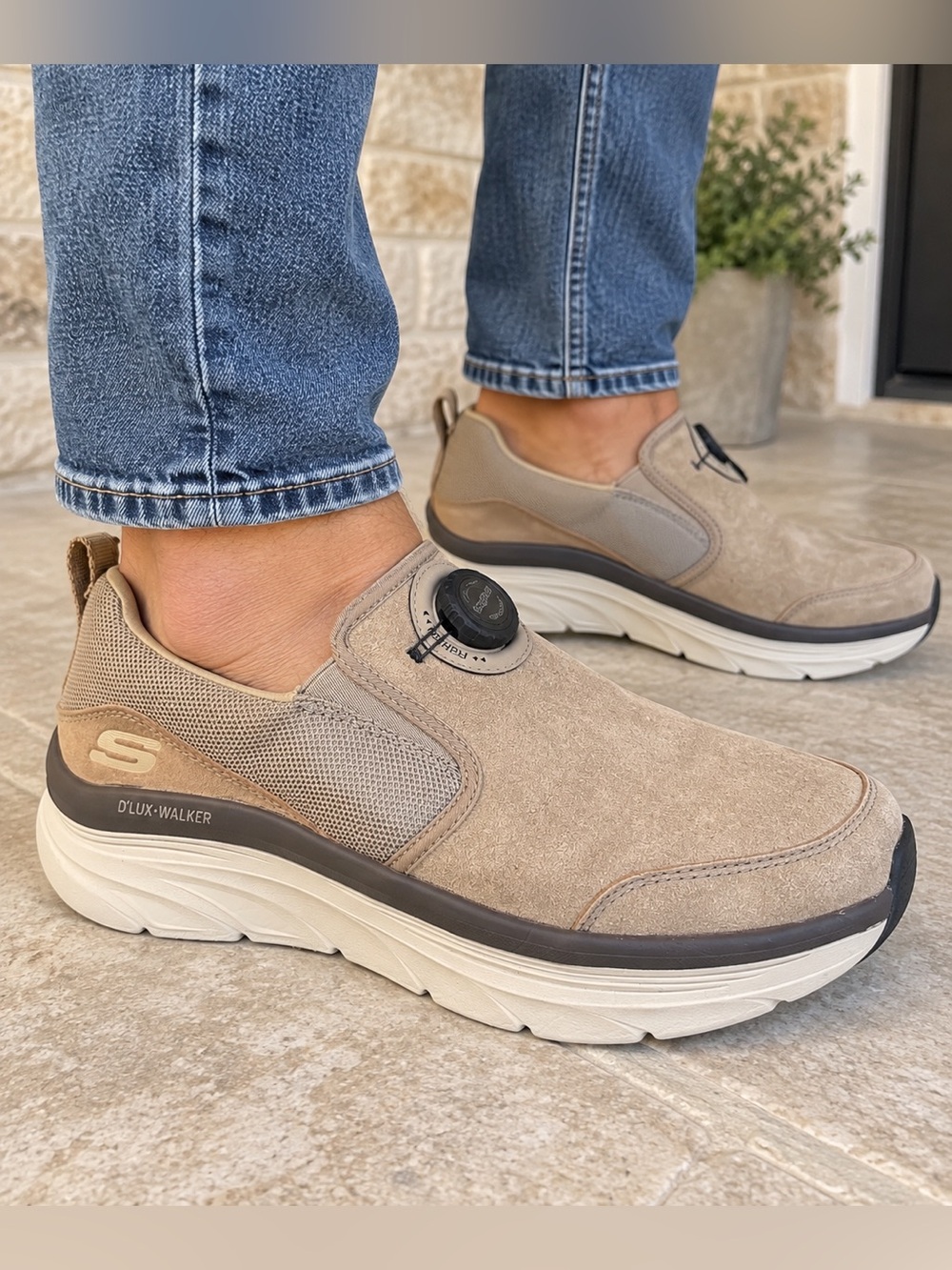 Skechers D’Lux Walker Regate Men’s Taupe Suede Dial Walking Shoes Size 9